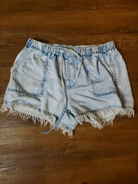 Light Wash Frayed Hem Women's Denim Shorts